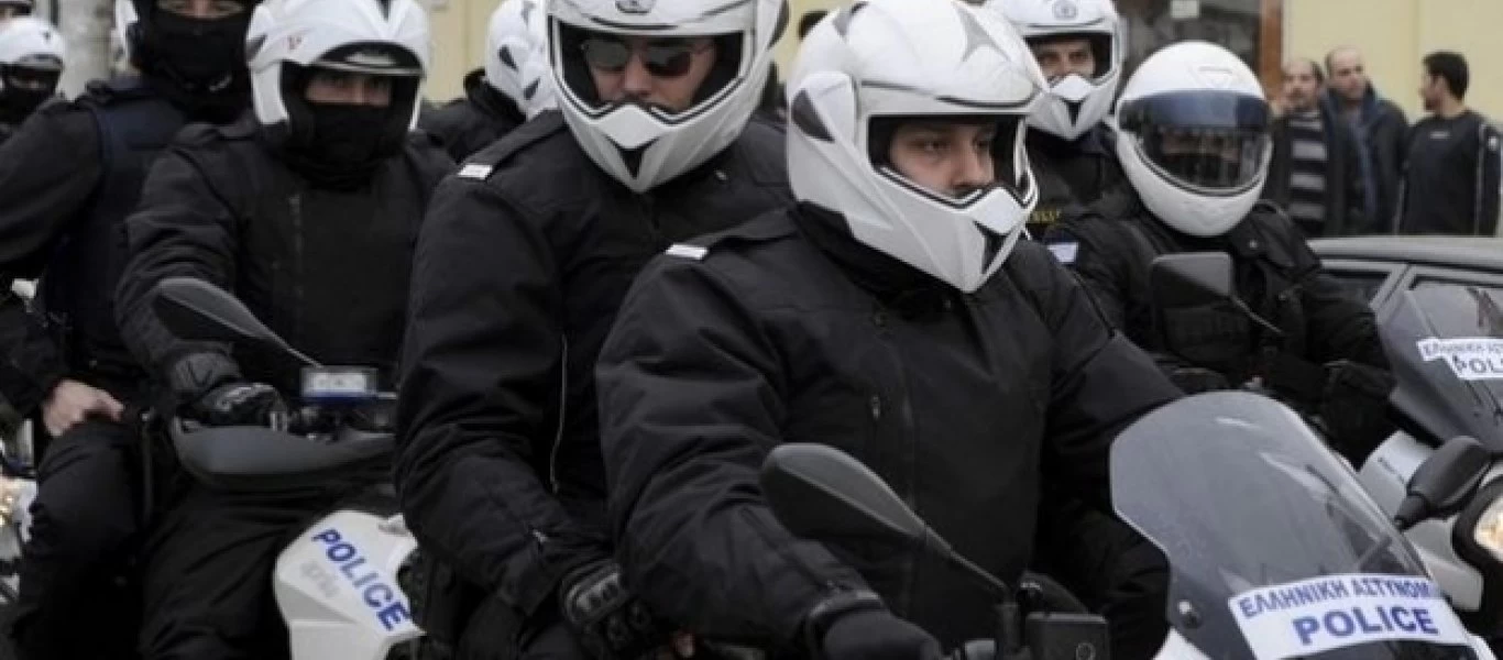 ΕΛ.ΑΣ.: Βρέθηκε οπλισμός στις καταλήψεις των αλλοδαπών στην Αχαρνών - Μεταφέρονται 269 παράνομοι μετανάστες (βίντεο)